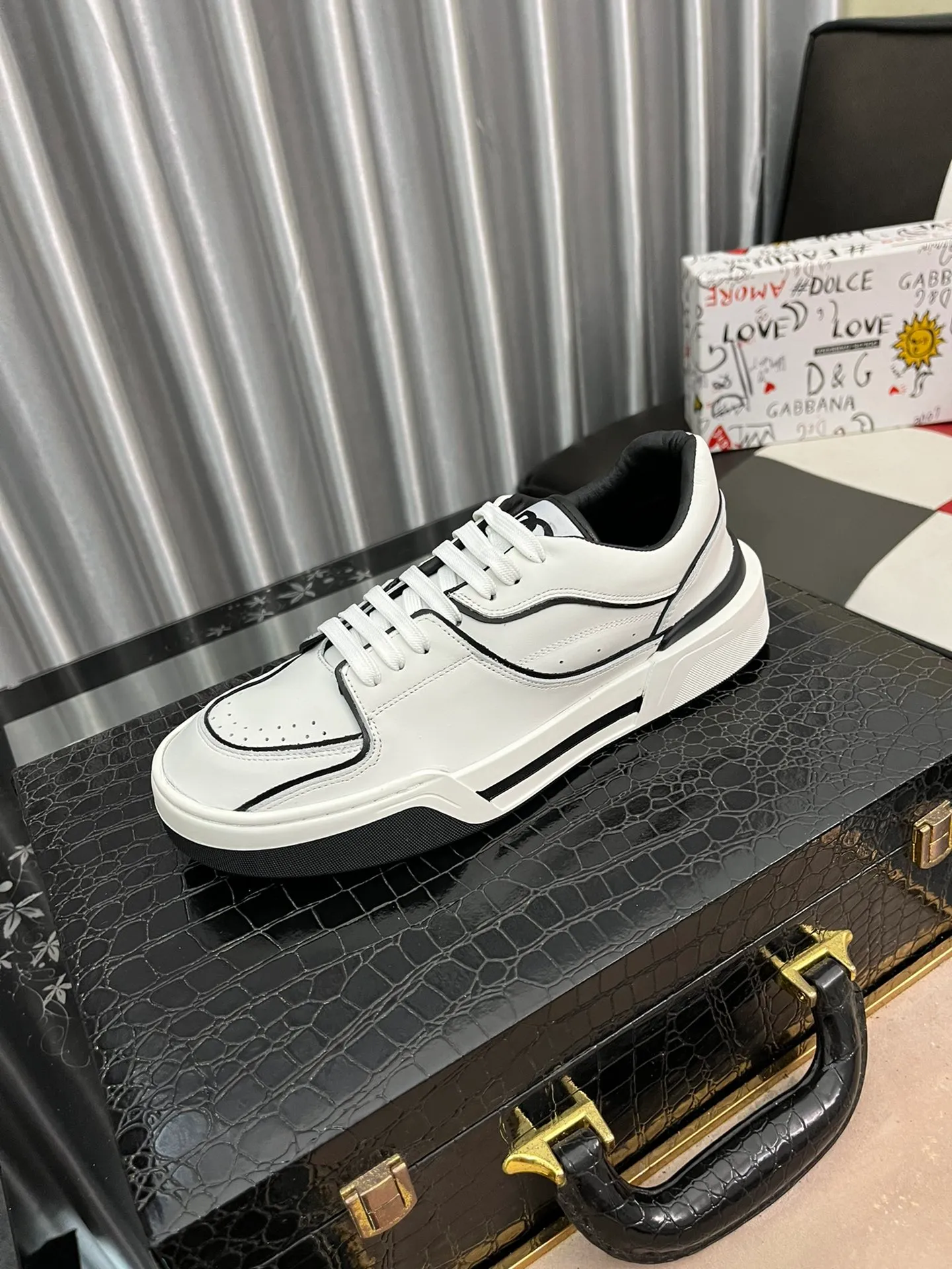 Men's shoes 💰480⌚️⌚️【DG～】Men's casual shoes are on sale simultaneously in 2022z cabinets 🔷Multiple colors🔜Handmade upper with graffiti fabric ➕Genuine leather lining, comfortable and breathable, sole: original comfortable handmade graffiti wear-resistant outsole, ⚠️real thing📱photography🎬the real thing is better. Code number 38-445⃣️Color optional